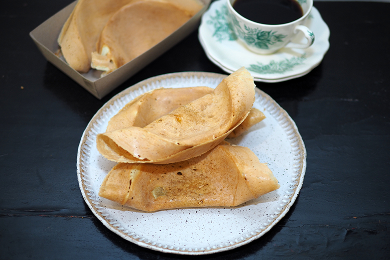 Be warned that one piece of their ultra crispy small pan 'apam balik' is not enough.