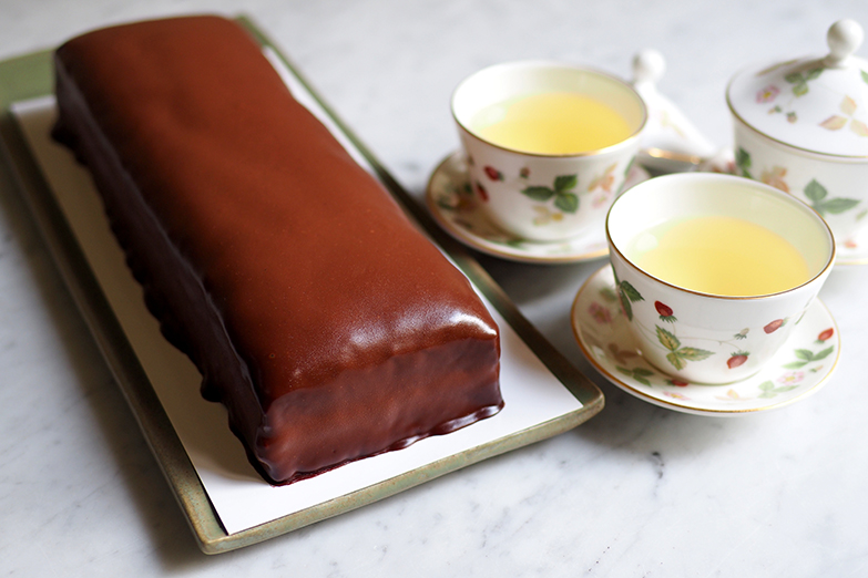It's a simple rectangle-shaped cake so as not to distract from the taste of the cake.