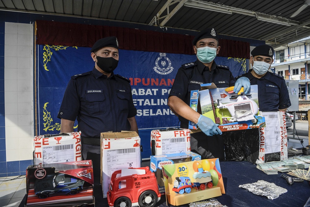 Petaling Jaya district police chief ACP Mohamad Fakhrudin (centre) speaks during a press conference in Kuala Lumpur June 5, 2021. u00e2u20acu201d Bernama pic