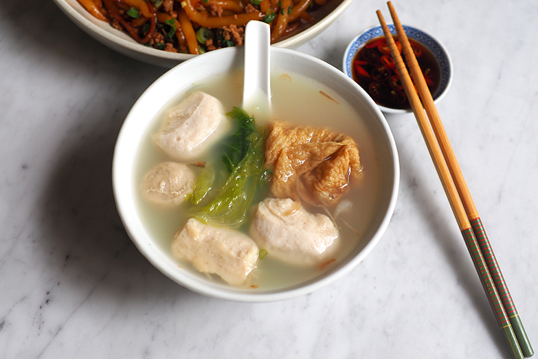 The accompanying broth has a deeper, sweet taste compared to that at other stalls.