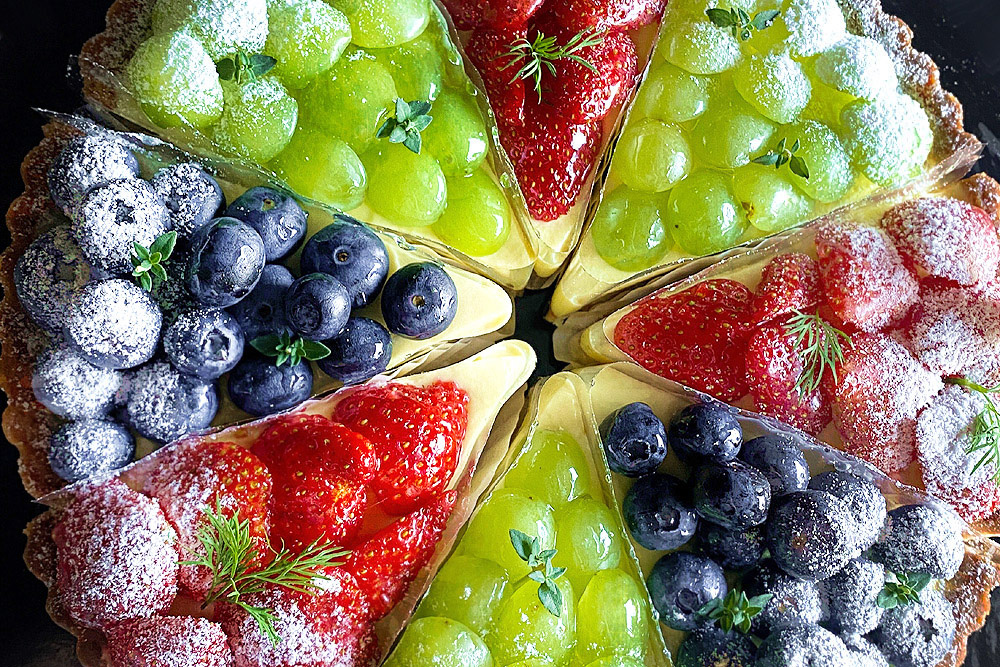 Customers may also order a 'mixed cake' made from slices of different fruit tarts.