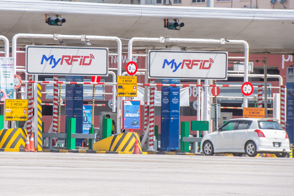 Cars head to the Sungai Besi toll plaza with the Radio Frequency Identification technology (RFID) system. u00e2u20acu201d Picture by Shafwan Zaidon
