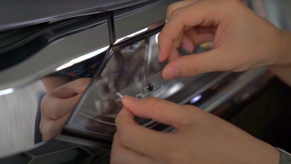 The tag should be attached further away from metal surfaces and dark-tinted areas. — SoyaCincau pic