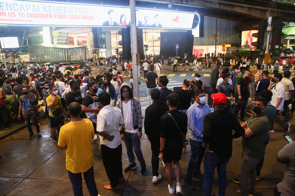 The crowd, estimated between 700 and 1,000 people, had gathered along Jalan Bukit Bintang from high-end mall Pavilion KL, to the Jalan Sultan Ismail-Jalan Bukit Bintang intersection, Dang Wangi police chief Assistant Commissioner Noor Dellhan Yahaya said today.