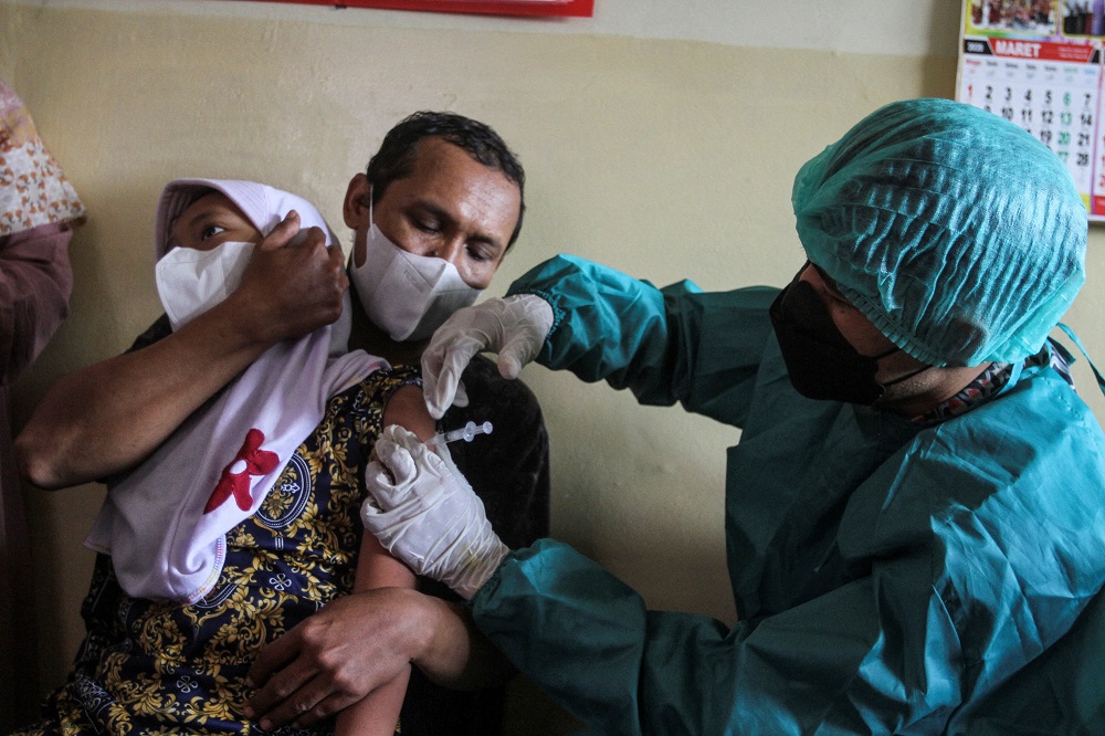 A student receives a dose of vaccine against the coronavirus disease in Depok, on the outskirts of Jakarta January 11, 2022. u00e2u20acu201d Picture by Antara Foto via Reuters