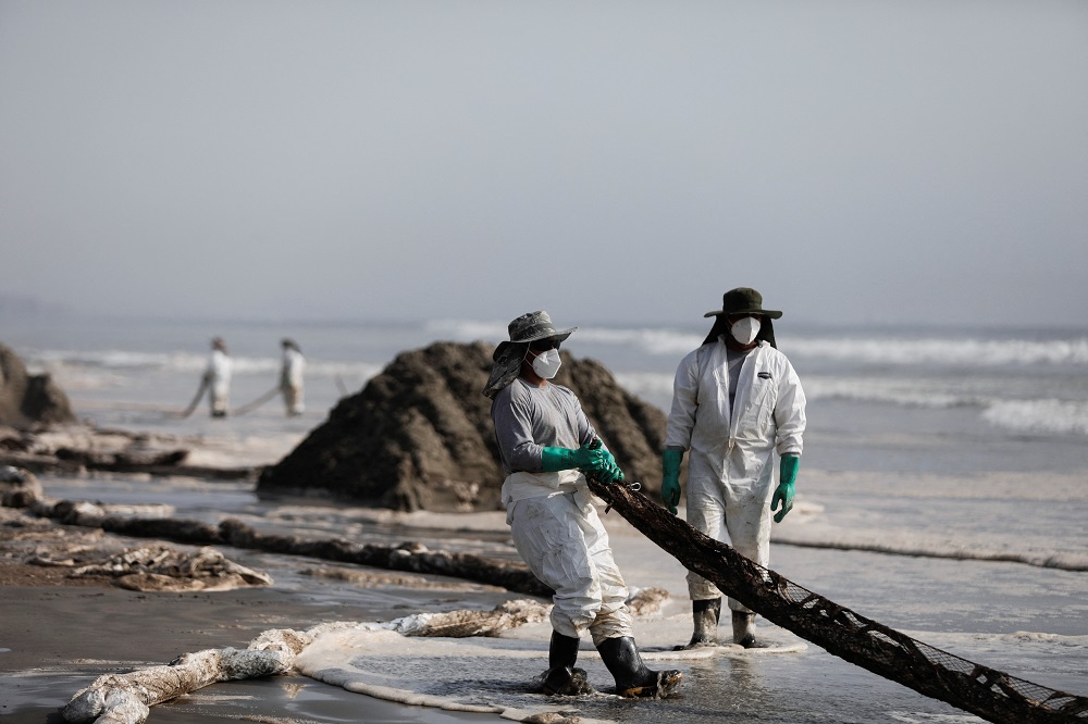 Workers clean an oil spill caused by abnormal waves, triggered by a massive underwater volcanic eruption in Tonga, off the coast of Lima, in Ventanilla, Peru January 19, 2022. u00e2u20acu201d Reuters pic