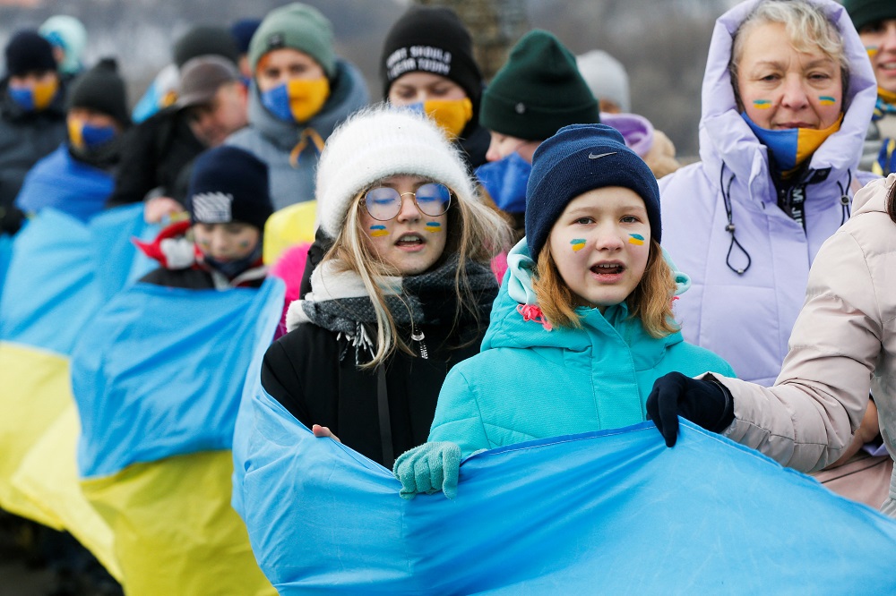 People form a human chain along a bridge across the Dnipro River as they celebrate the Day of Unity in Kyiv, Ukraine January 22, 2022. u00e2u20acu201d Reuters pic