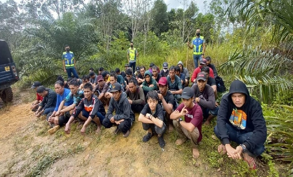 File picture shows some of the undocumented immigrants ordered to turn back to their own country after illegally entering the state near Lubok Antu. u00e2u20acu201d Picture courtesy of General Operations Force via Borneo Post Online