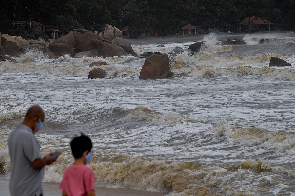 Strong waves hit the shore of Pantai Teluk Cempedak in Kuantan December 31, 2021. u00e2u20acu201d Bernama pic
