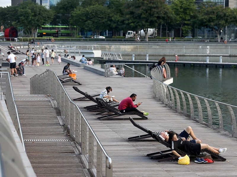 People hanging out at Marina Bay, Singapore. u00e2u20acu201d TODAY pic