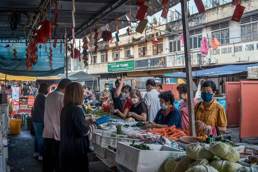 People shop for groceries at a wet market ahead of the Chinese New Year celebrations, at Jalan Pudu in Kuala Lumpur January 31, 2022. u00e2u20acu201d Picture by Shafwan Zaidon