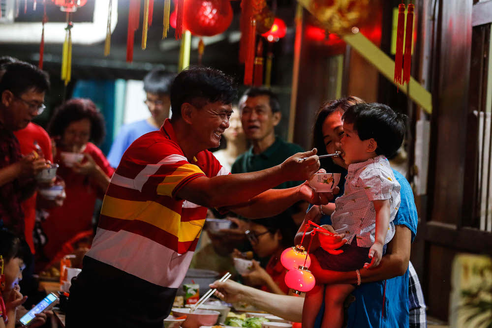 The Lim clan having their reunion dinner at Lim Jetty, Weld Quay on January 31, 2022. u00e2u20acu201d Picture by Sayuti Zainudin
