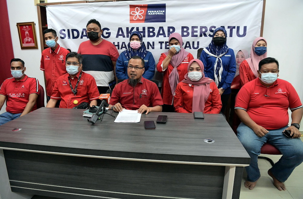 Division acting chairman Kamaruzzaman Abu (seated, middle) with exco members of the Tebrau Bersatu division at a media conference in Johor Baru January 29, 2022. u00e2u20acu201d Bernama pic