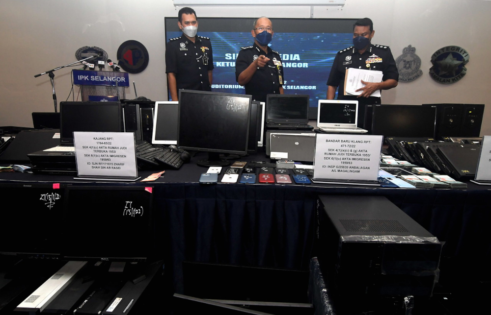 Selangor police chief, Datuk Arjunaidi Mohamed (centre) with the seized items during a press conference at the Selangor contingent police headquarters in Shah Alam, January 17, 2022. u00e2u20acu201d Bernama pic