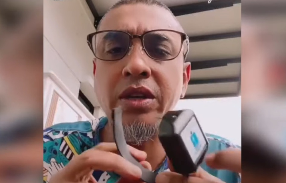 Actor comedian Azad Jasmin John Louis Jeffri revealed that his e-Bracelet RFID had come off accidentally in less than 24 hours in a video uploaded to his social media. u00e2u20acu201d Screengrab from YouTube