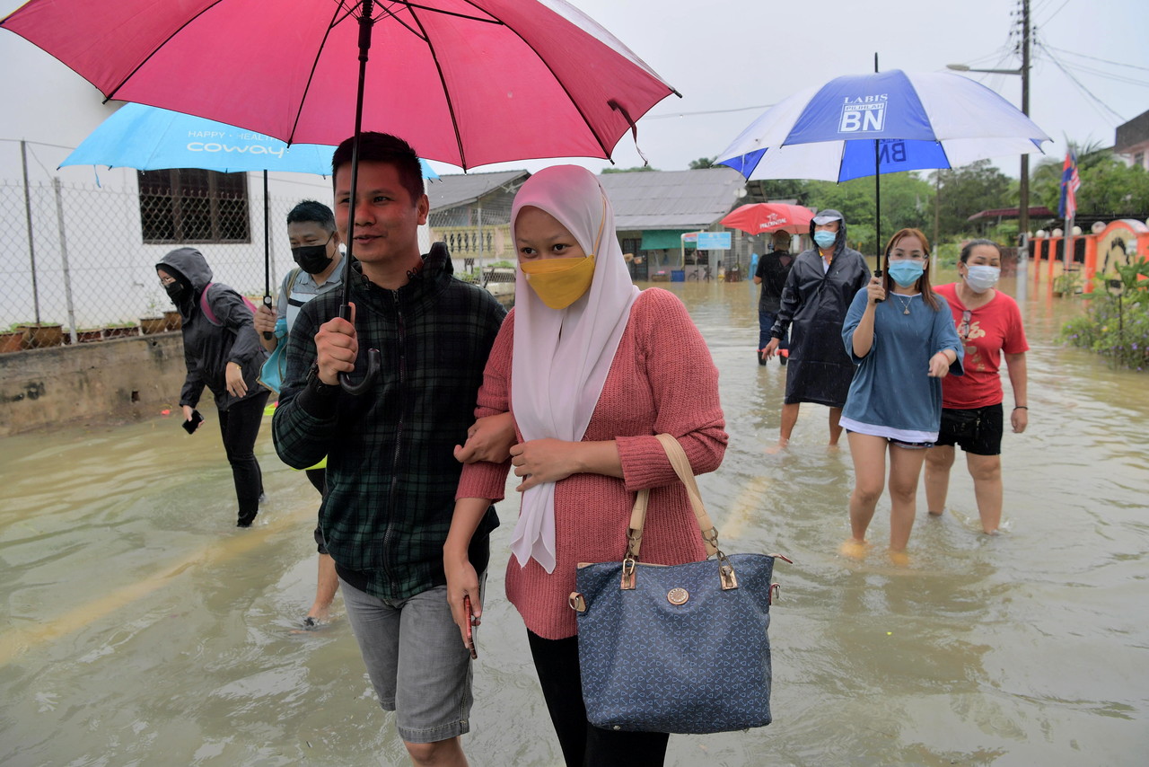 Taman Gembira residents are seen during the flood in Segamat, Johor January 2, 2022. u00e2u20acu201d Bernama pic 