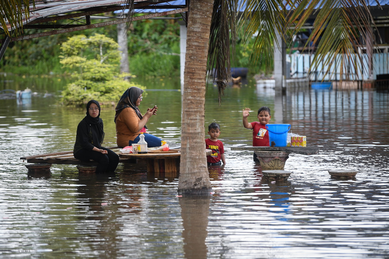 A survey by Bernama at Jalan Gombang, Jalan Lenga, Kampung Saujana Batu 29 and Kampung Jawa, Muar, finds some routes still flooded and only four-wheel-drive vehicles and lorries could pass, January 8, 2022. u00e2u20acu201d Bernama pic