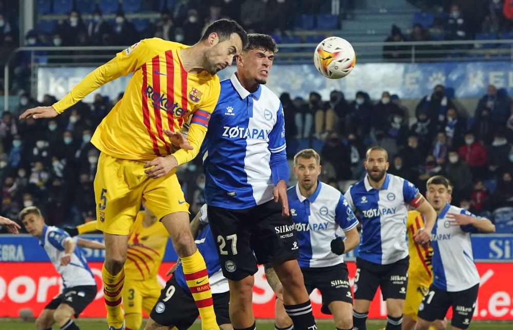 FC Barcelona's Sergio Busquets in action with Deportivo Alaves' Javi Lopez at Estadio Mendizorroza, Vitoria-Gasteiz January 23, 2022. u00e2u20acu201d Reuters pic