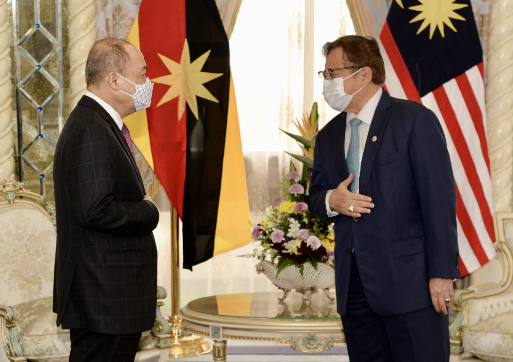 Sarawak Chief Minister Tan Sri Abang Johari Openg (right) welcomes Sabah Chief Minister Datuk Seri Hajiji Noor to Sarawak January 31, 2022. u00e2u20acu201d Picture by Sabah Chief Ministeru00e2u20acu2122s Office