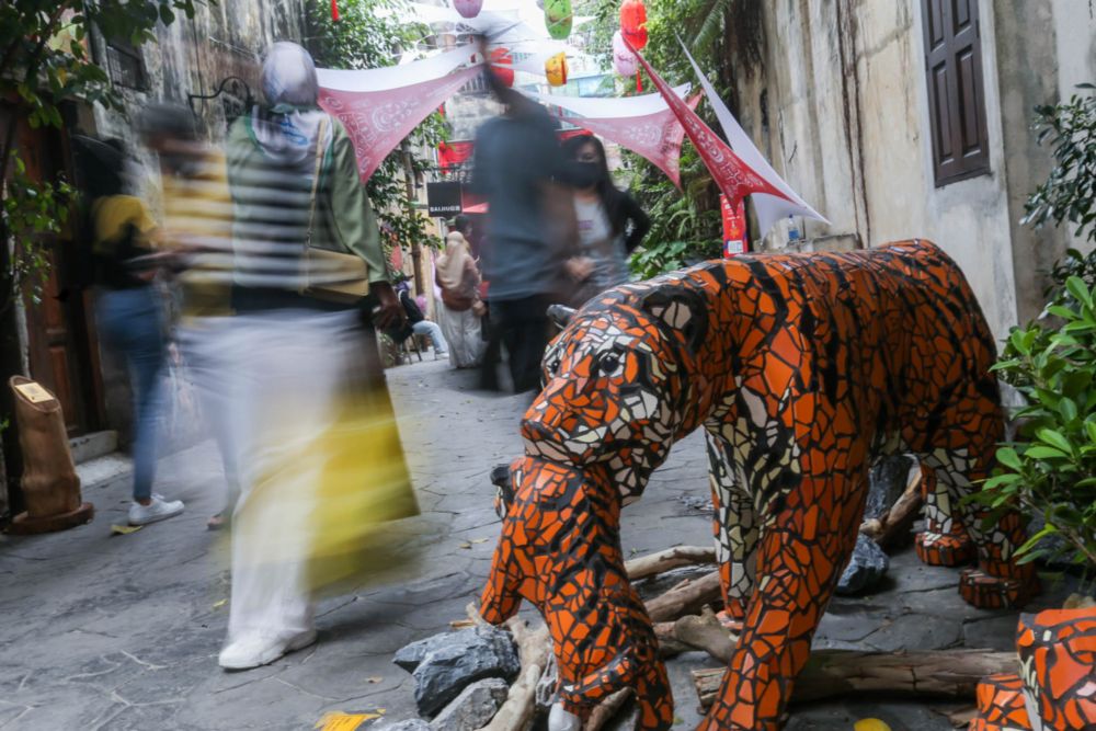 A sculptoru00e2u20acu2122s Chinese New Year creation depicts a Malayan Tiger family, ahead of the Chinese New Year celebration, January 29, 2022. u00e2u20acu201d Picture by Hari Anggara