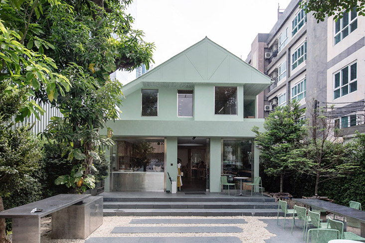 The relaxing, minimalist exterior of Okonomi brings nature into the heart of Bangkok’s urban sprawl.