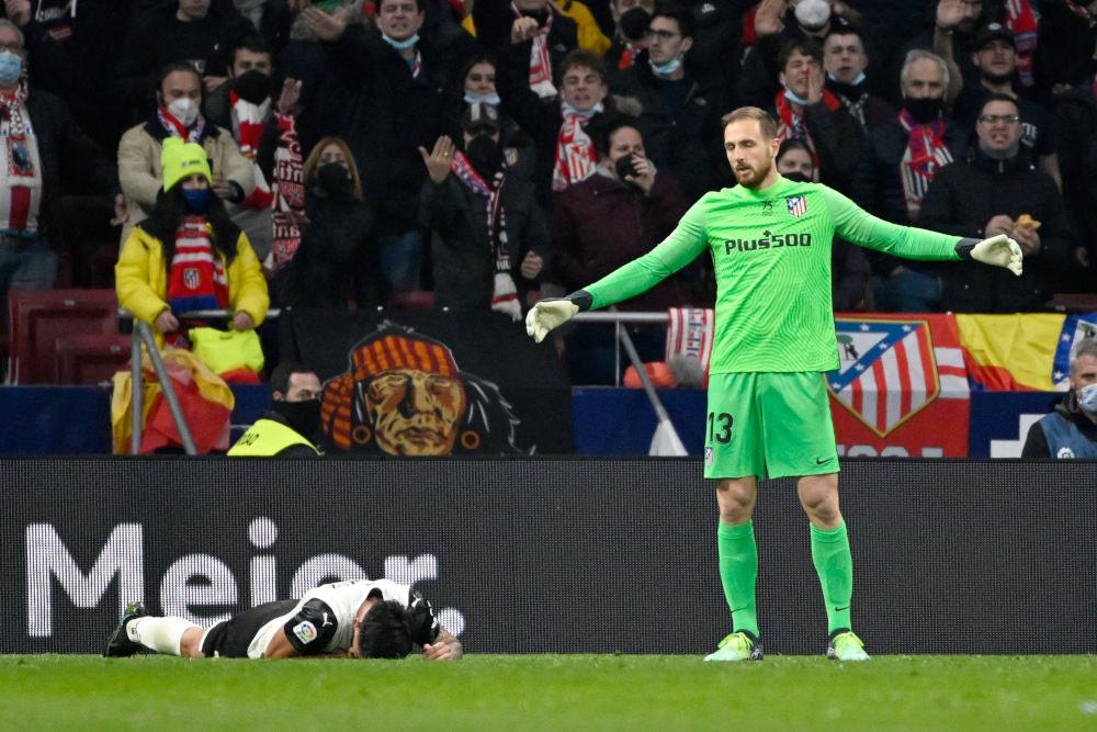 Atletico Madrid goalkeeper Jan Oblak gestures next to Valencia defender Omar Alderete during the Spanish league match at the Wanda Metropolitano stadium in Madrid, January 22, 2022. u00e2u20acu201d AFP pic 