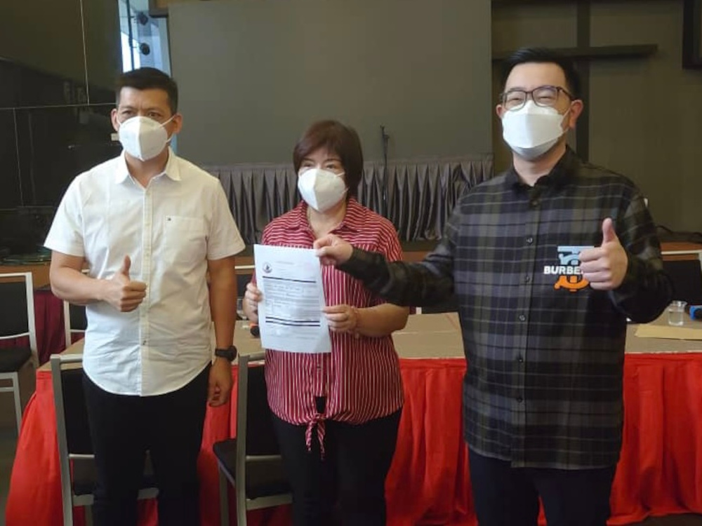 Parti Warisan (Warisan) vice president Datuk Junz Wong (right) welcoming former Gerakan leader Wong Siew Poh (centre) into the party at an event at Cathay Restaurant Vantage Bay in Stulang Laut, Johor Baru, January 13, 2022. u00e2u20acu201d Picture by Ben Tan