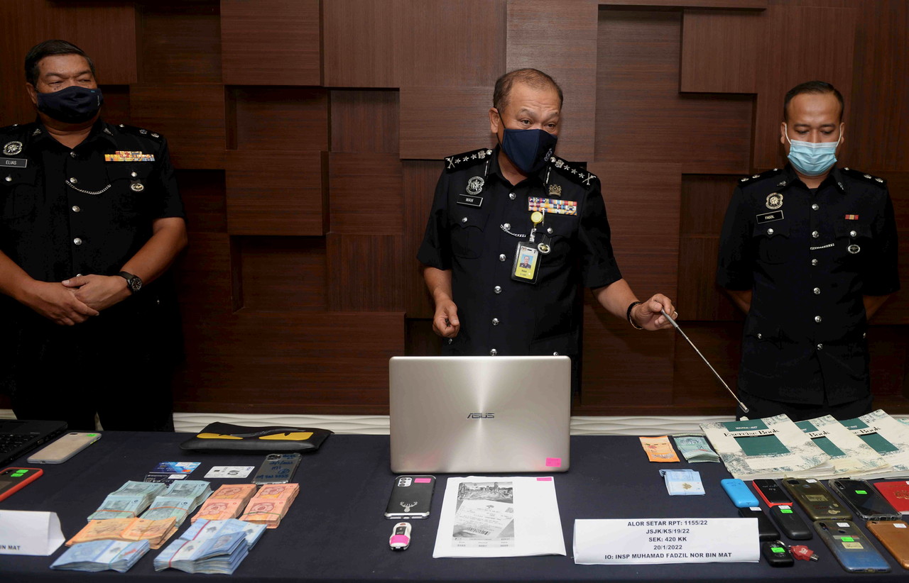 Kedah Police Chief Wan Hassan Wan Ahmad (centre) showing the confiscated items related to online fraud, at a press conference at the Kedah Police Headquarters, Alor Star, January 23, 2022. u00e2u20acu201d Bernama pic