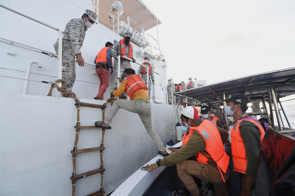 Sandakan MMEA hand over the rescued teaching staff of a polytechnic college in the Philippines to the Philippine Navy, January 10, 2022. u00e2u20acu201d Bernama pic 
