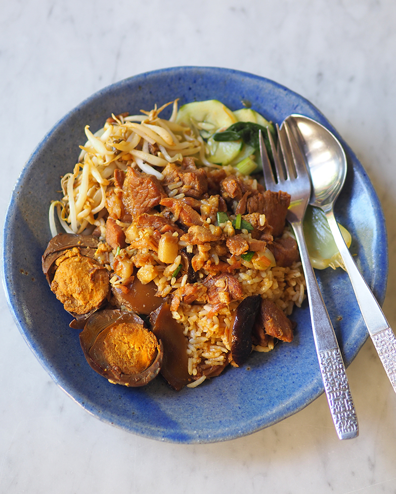 The next door stall serves the classic 'lou rou fan' with marinated egg.