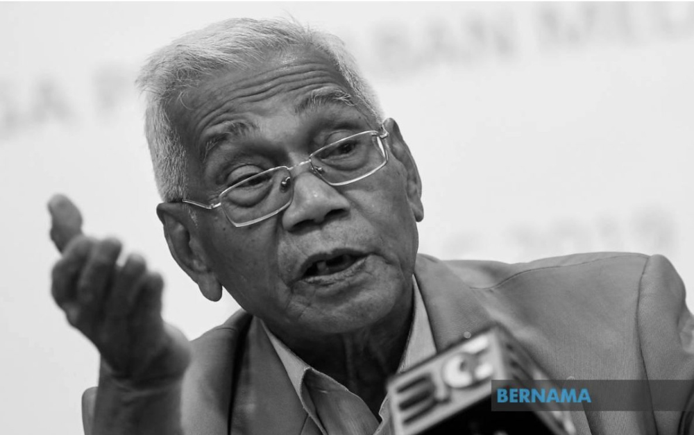 Tan Sri Mohd Yusof Hitam was buried at the Bukit Kiara Muslim cemetery in Taman Tun Dr Ismail at 3pm today. u00e2u20acu201d Picture from Twitter/Bernama 