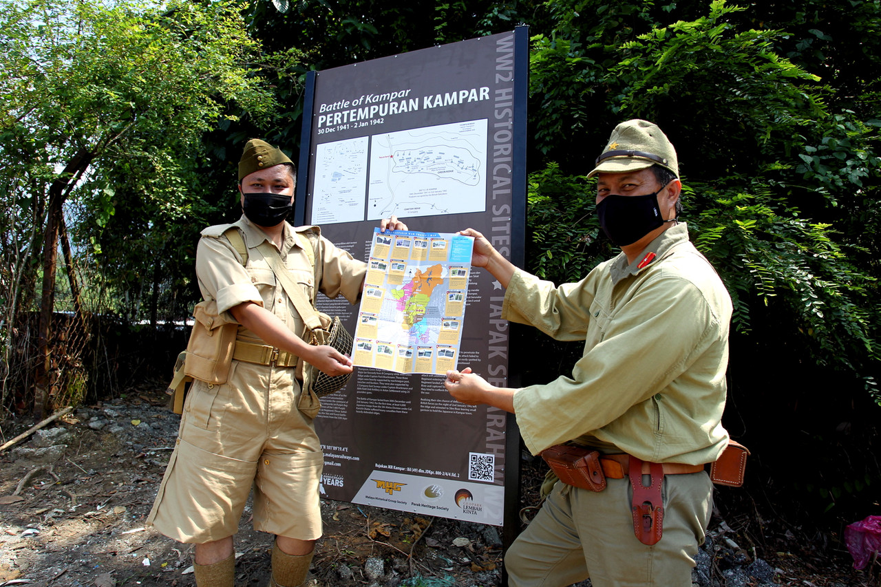 Malayan Historical Society (MHG) chairman Shaharom Ahmad (right) and Perak Heritage Association secretary Nor Hisham Zulkiflee (left) showing the battlefield map in front of the new u00e2u20acu02dcBattle of Kamparu00e2u20acu2122 in Green Ridge January 29, 2022. u00e2u20acu201d Bernama pic