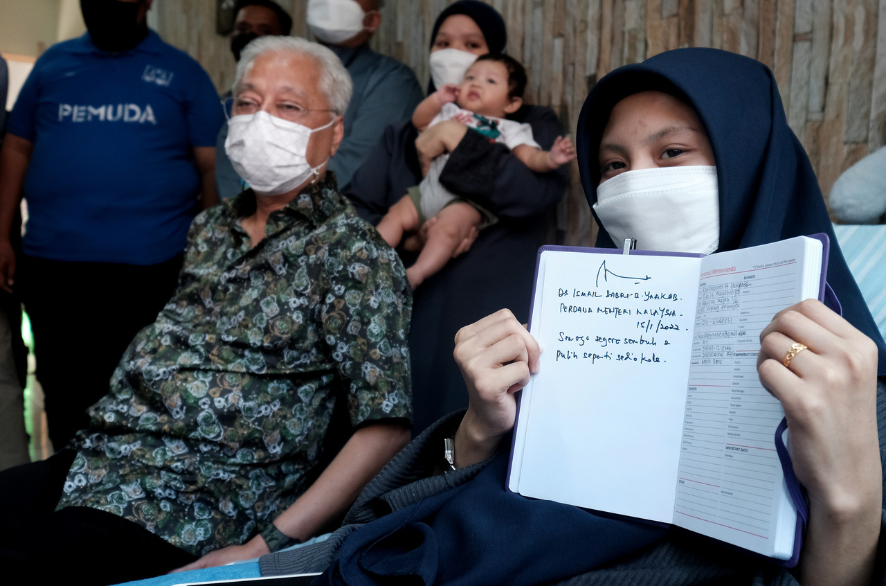 Stage 4 bone cancer patient Nurshazrina Suryanto showing words of encouragement written by Prime Minister Datuk Seri Ismail Sabri Yaakob who visits her at the Megah Villa Kota Warisan Apartment in Sepang, January 15, 2022. u00e2u20acu201d Bernama pic