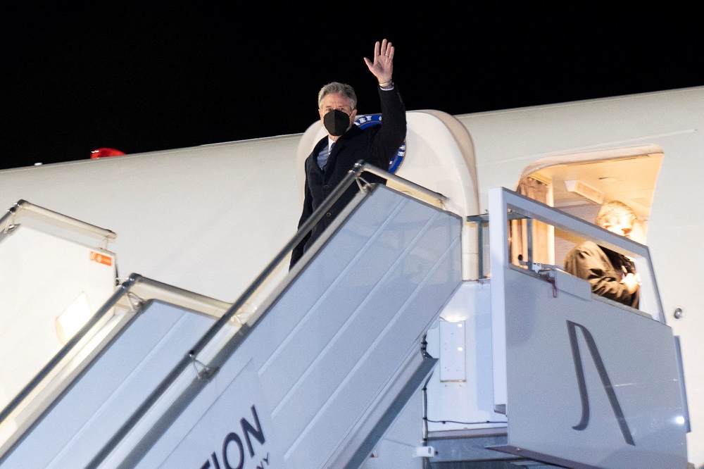 US Secretary of State Antony Blinken waves as he arrives at Geneva Airport, in Geneva, Switzerland January 20, 2022. u00e2u20acu2022 Alex Brandon/Pool via Reuters