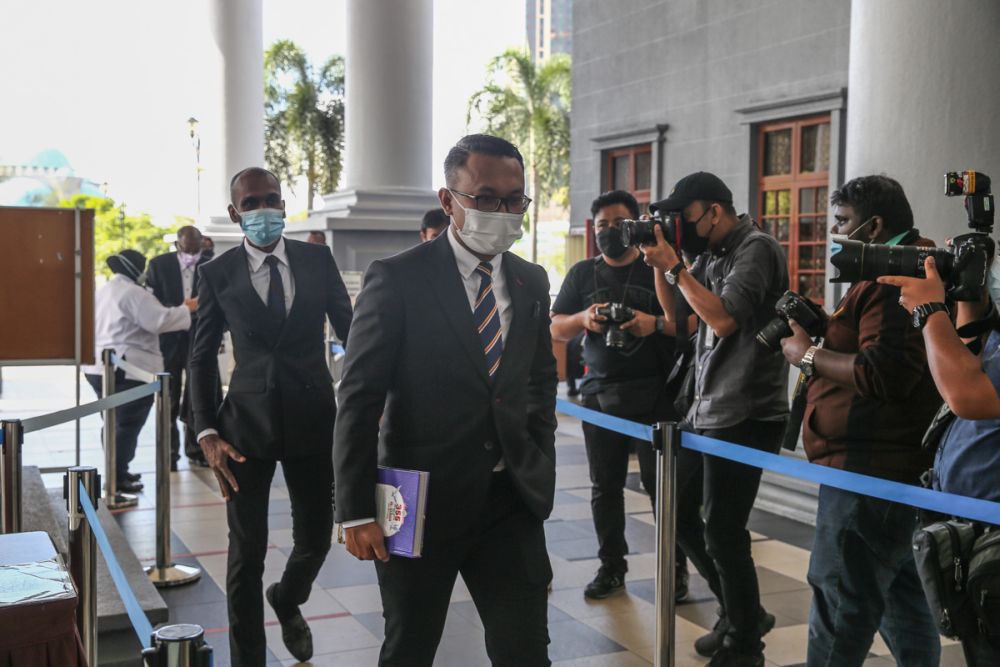 Mohd Fikah Sanusi (front) and Ponnusamy Kalaichelvan, lawyers representing MACC senior enforcer Shahrum Nizam Baharuddin are seen at the Kuala Lumpur High Court January 4, 2022. u00e2u20acu201d Picture by Yusof Mat Isa
