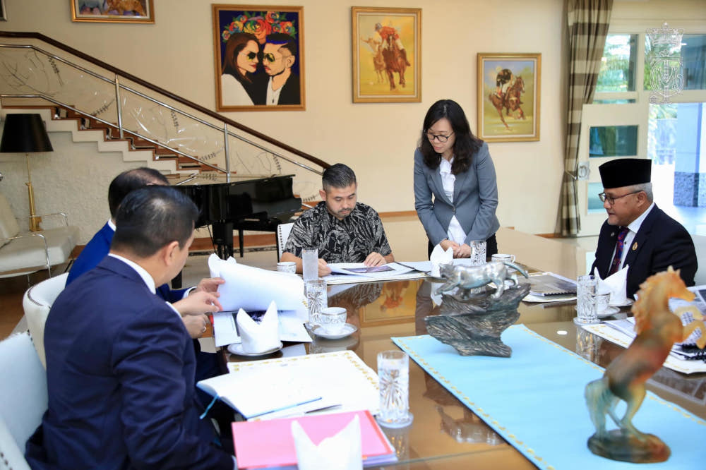 TMJ Tunku Ismail Sultan Ibrahim in a meeting with Johor Baru Mayor Datuk Mohd Noorazam Osman and water management and drainage system experts, January 12, 2022. u00e2u20acu201d Picture from Facebook/HRH Crown Prince of Johor