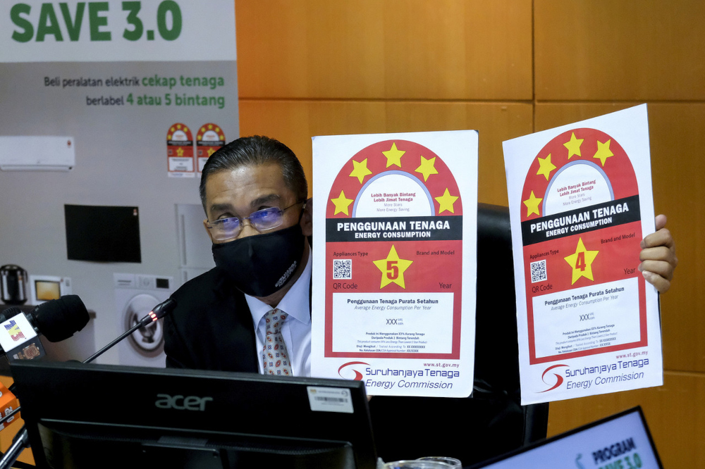 Energy and Natural Resources Minister Datuk Seri Takiyuddin Hassan showing the five-star energy efficiency rating label during a press conference at his ministry in Putrajaya, January 7, 2022. u00e2u20acu201d Bernama picnn