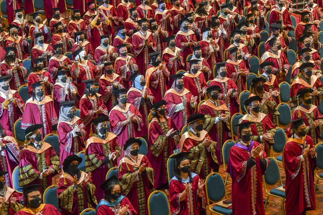 Universiti Putra Malaysia (UPM) graduates adopting the new norm during the 44th Universiti Putra Malaysia (UPM) Convocation ceremony January 8, 2022 in Serdang. u00e2u20acu201d Bernama pic