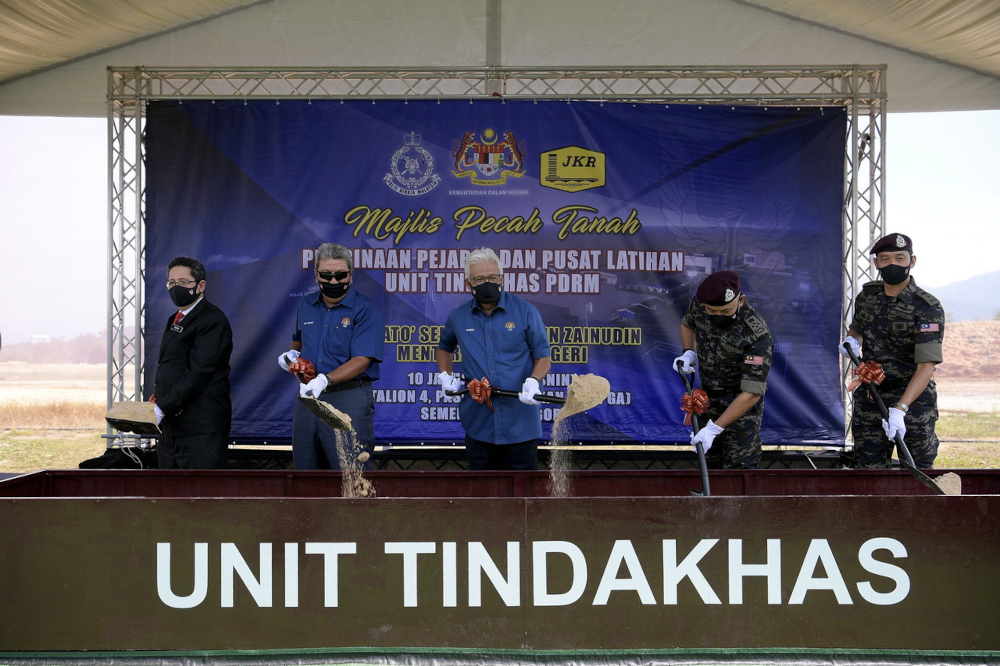 Home Minister Datuk Seri Hamzah Zainudin with Inspector-General of Police Tan Sri Acryl Sani Abdullah Sani (2nd right) at the groundbreaking ceremony of the complex in Kuala Lumpur, January 10, 2022. u00e2u20acu201d Bernama pic 
