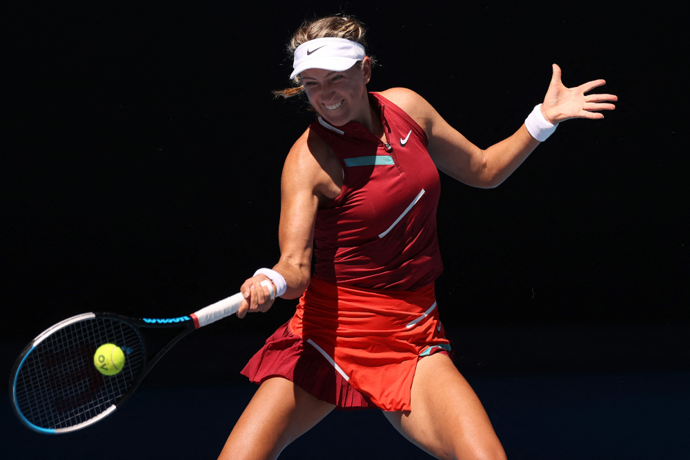 Belarusu00e2u20acu2122 Victoria Azarenka hits a return against Ukraineu00e2u20acu2122s Elina Svitolina during their womenu00e2u20acu2122s singles match on day five of the Australian Open tennis tournament in Melbourne, January 21, 2022. u00e2u20acu201d AFP picnn