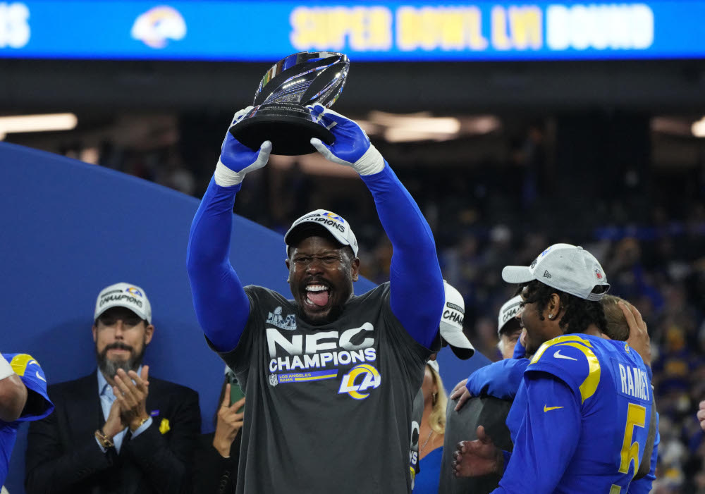 Los Angeles Rams linebacker Von Miller hoists the George Halas Trophy after defeating the San Francisco 49ers in the NFC Championship Game at SoFi Stadium in Inglewood, California, January 30, 2022. u00e2u20acu201d Kirby Lee/USA Today Sports pic via Reuters 