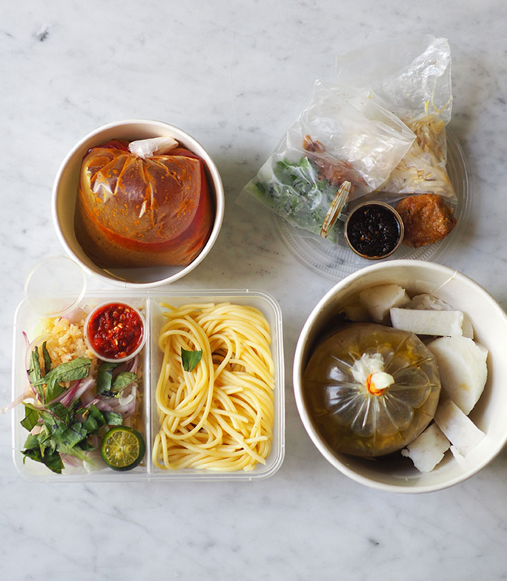 Everything is packed nicely for their 'laksa' and 'soto ayam'