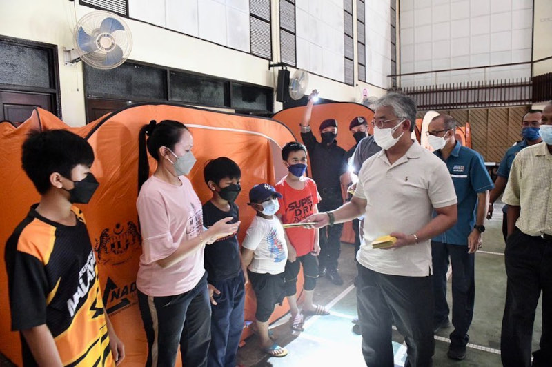 The King spent two hours exchanging greetings and speaking with flood victims at the PPS in Sekolah Kebangsaan Keratong 1 and in Sekolah Kebangsaan Keratong 2 in Pahang, January 4, 2022. u00e2u20acu201d Picture from Facebook/Istana Negara 