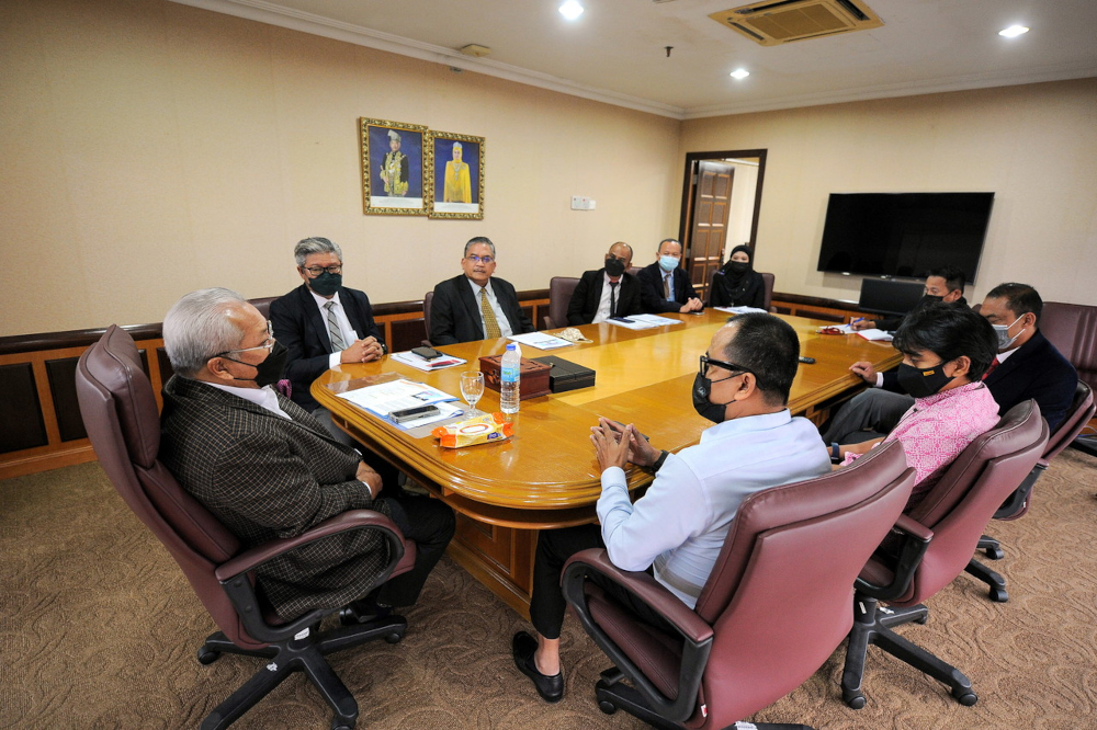 Communications and Multimedia Minister Tan Sri Annuar Musa (left) with the Malaysian-Indonesian Journalistsu00e2u20acu2122 Association in Angkasapuri, Kuala Lumpur, January 24, 2022. u00e2u20acu201d Bernama pic 