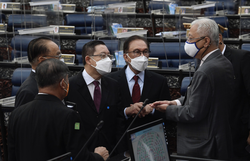 Prime Minister Datuk Seri Ismail Sabri Yaakob speaking to Opposition leaders Datuk Seri Anwar Ibrahim, Lim Guan Eng and Mohamed Sabu in Parliament, December 20, 2021. u00e2u20acu201d Bernama pic 