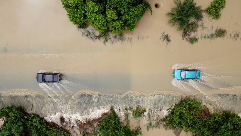 Vehicles are seen braving floodwaters in Beluran, Sabah January 3, 2022. u00e2u20acu201d Bernama pic