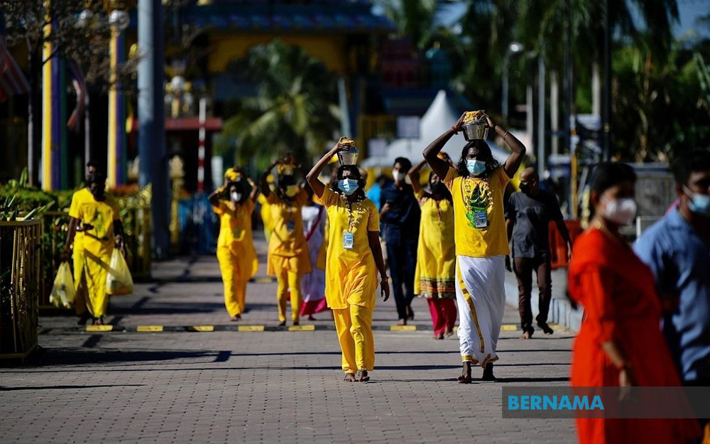 Devotees and visitors have begun to congregate at Sri Subramaniar Swamy Temple in Batu Caves ahead of Thaipusam on January 18, 2022. u00e2u20acu201d Picture via Twitter/Bernama