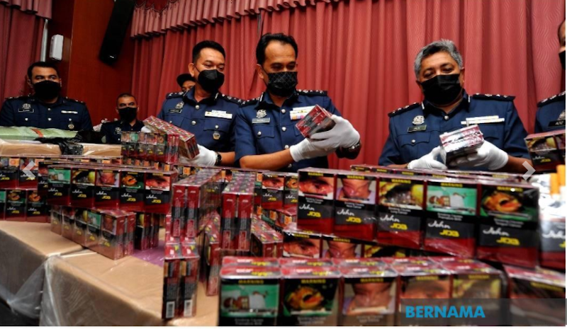The Royal Malaysian Customs Department of Johor foiled an attempt to smuggle in cigarettes worth RM8.71 million including taxes on December 28. u00e2u20acu201d Picture via Twitter/Bernama