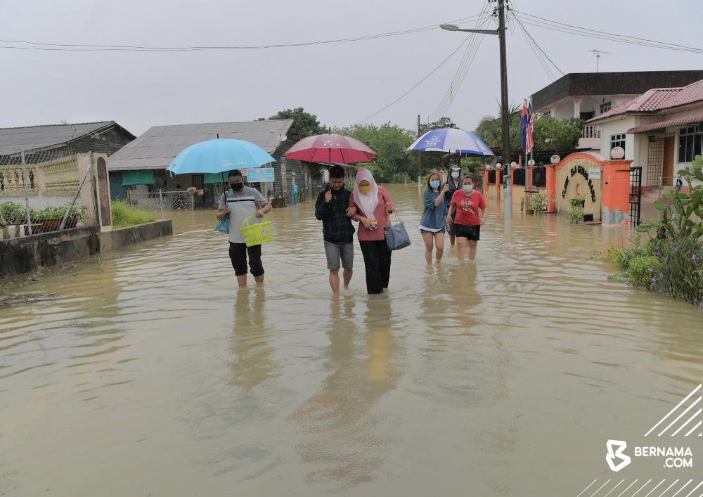 Segamat district received the highest amount of rainfall in Johor based on the readings recorded by 23 rainfall stations in the district for the period of December 26 until January 1. u00e2u20acu201d Picture via Twitter/Bernama