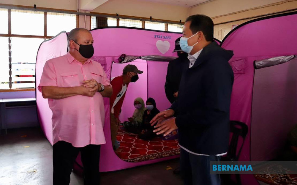 Sultan Ibrahim Almarhum Sultan Iskandar visits a flood relief centre in Johor. u00e2u20acu201d Picture via Twitter/Bernama